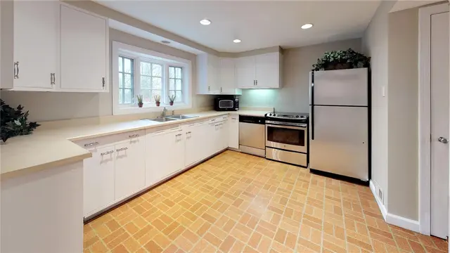 161 White Oak Dr gallery image 8