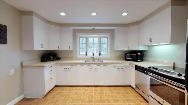 161 White Oak Dr gallery image 9