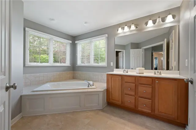 1610 Heritage Dr gallery image 19