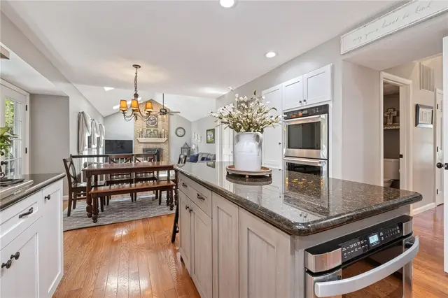 1611 Country Club Dr gallery image 3