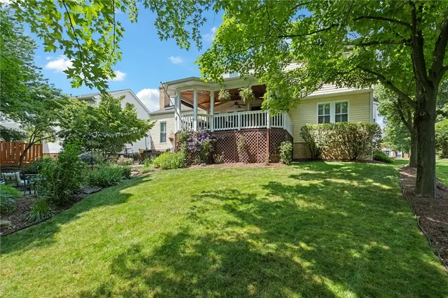 1611 Country Club Dr gallery image 12