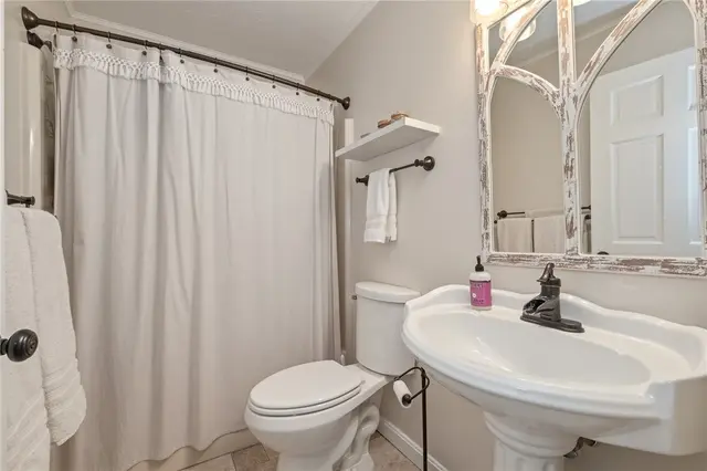 1611 Country Club Dr gallery image 20