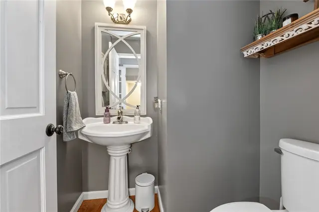 1611 Country Club Dr gallery image 24