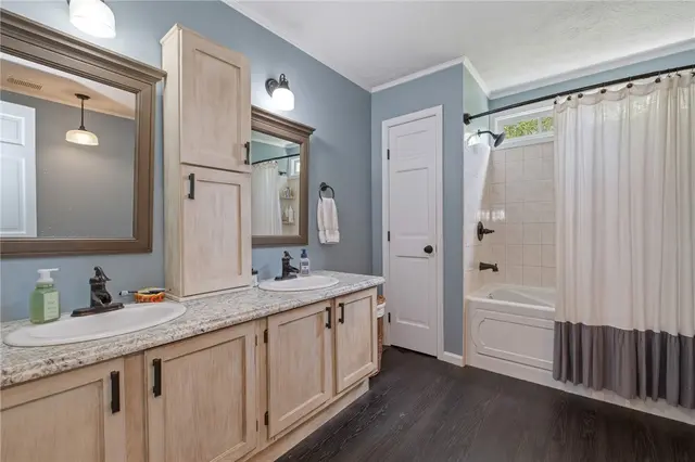1611 Country Club Dr gallery image 25