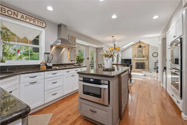1611 Country Club Dr gallery image 36