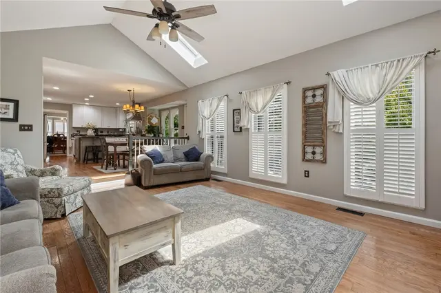 1611 Country Club Dr gallery image 41