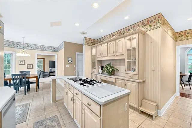 1613 Amicitia Ln gallery image 5
