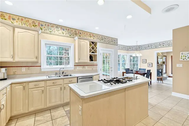1613 Amicitia Ln gallery image 6