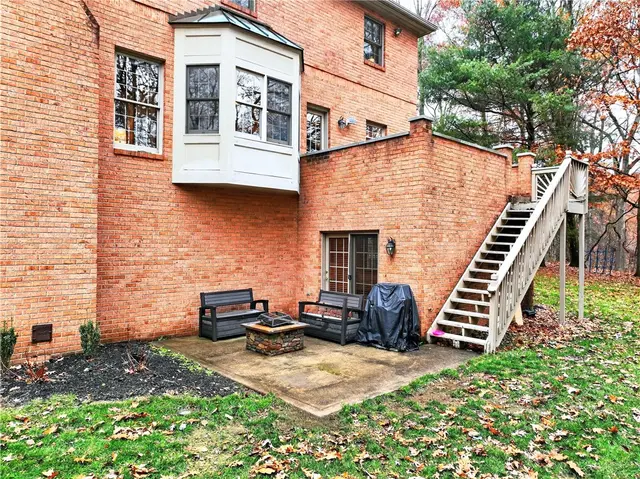1613 Amicitia Ln gallery image 32