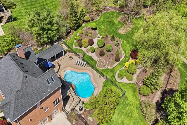 1621 Blackburn Heights Drive gallery image 3