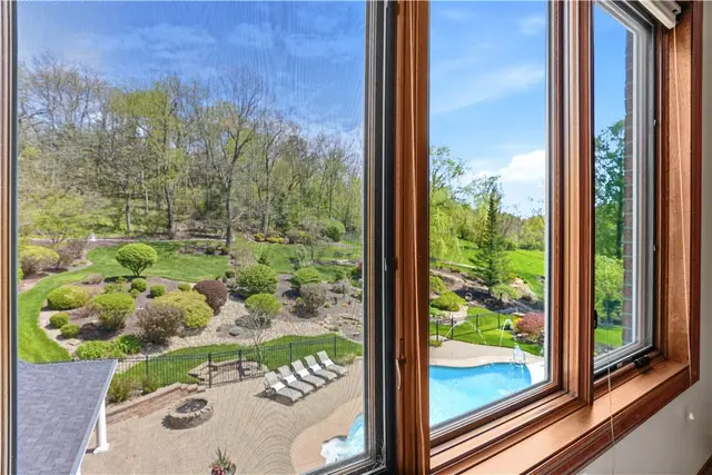 1621 Blackburn Heights Drive gallery image 11