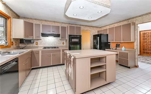 1627 King James Dr gallery image 21
