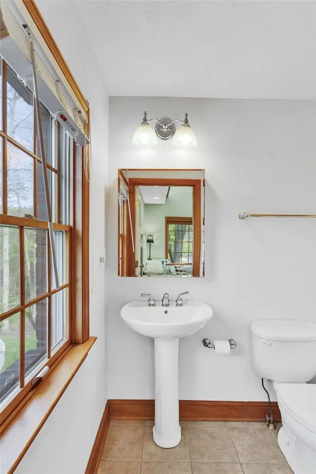 163 Oakview Dr gallery image 5