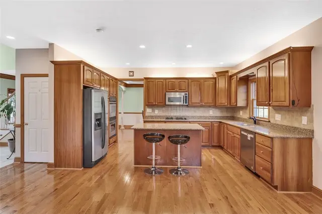 163 Oakview Dr gallery image 6