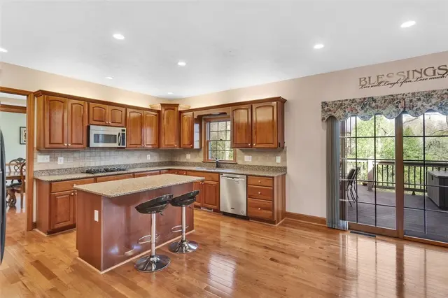 163 Oakview Dr gallery image 15