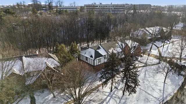 1632 Stone Mansion gallery image 48