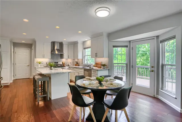 1642 Oakleaf Ln gallery image 3