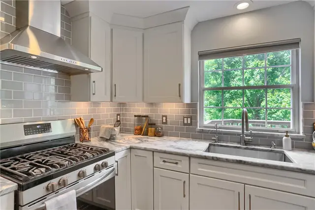 1642 Oakleaf Ln gallery image 10