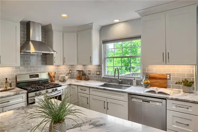 1642 Oakleaf Ln gallery image 41