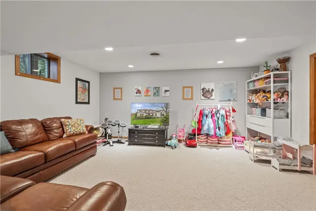 1644 King James Dr gallery image 4