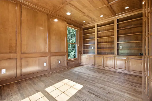 1689 Sturbridge Dr gallery image 16
