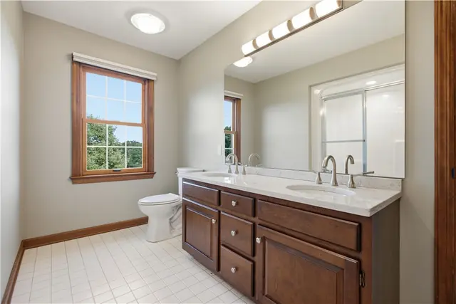 1689 Sturbridge Dr gallery image 18