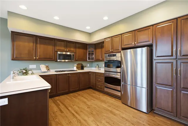 1689 Sturbridge Dr gallery image 32