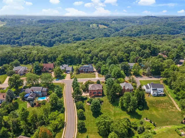 1689 Sturbridge Dr gallery image 37
