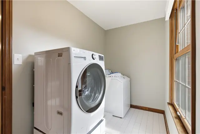 1689 Sturbridge Dr gallery image 42
