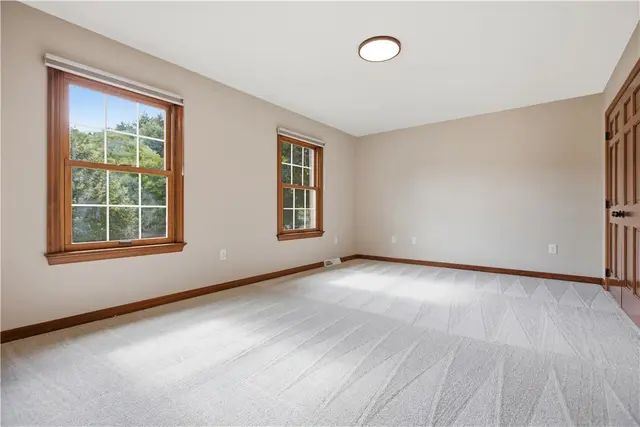 1689 Sturbridge Dr gallery image 43