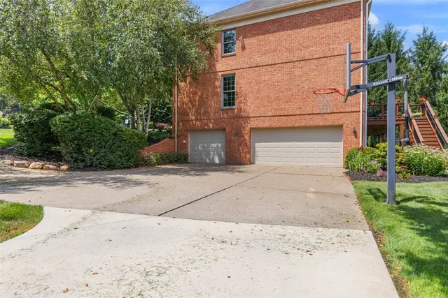 1689 Sturbridge Dr gallery image 47
