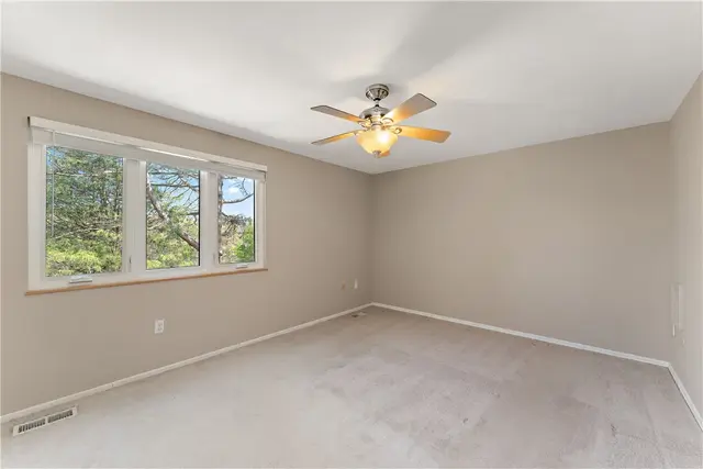 17 Maple Court gallery image 2