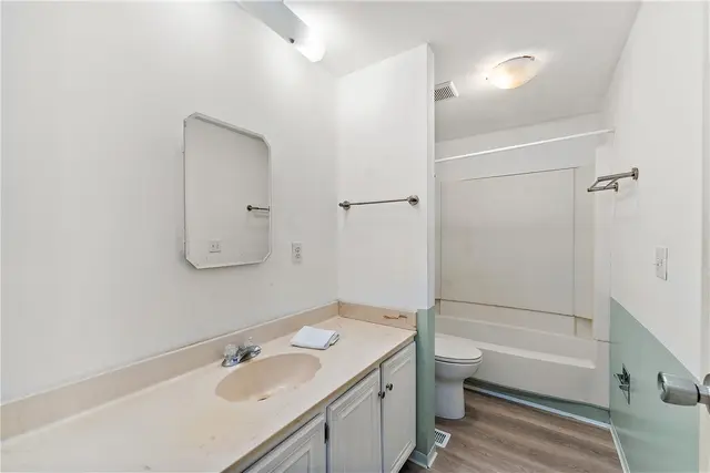 17 Maple Court gallery image 3