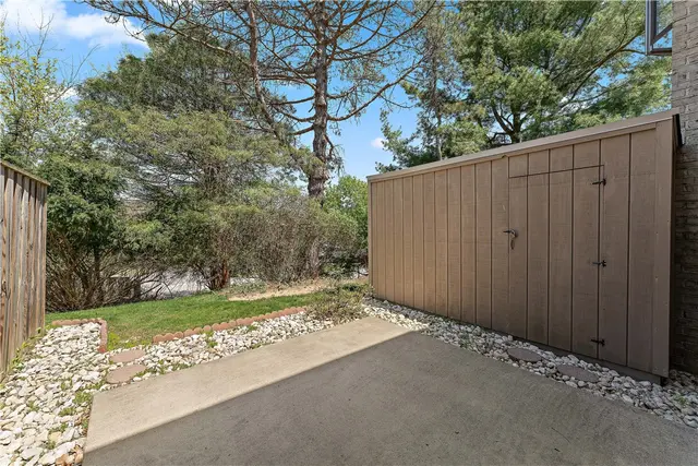 17 Maple Court gallery image 8