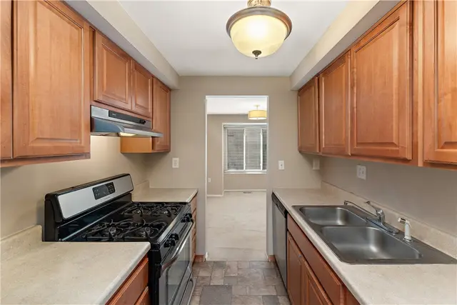 17 Maple Court gallery image 11
