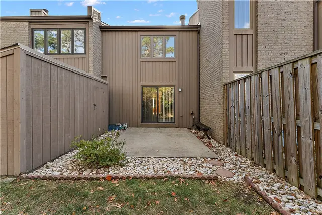 17 Maple Court gallery image 13