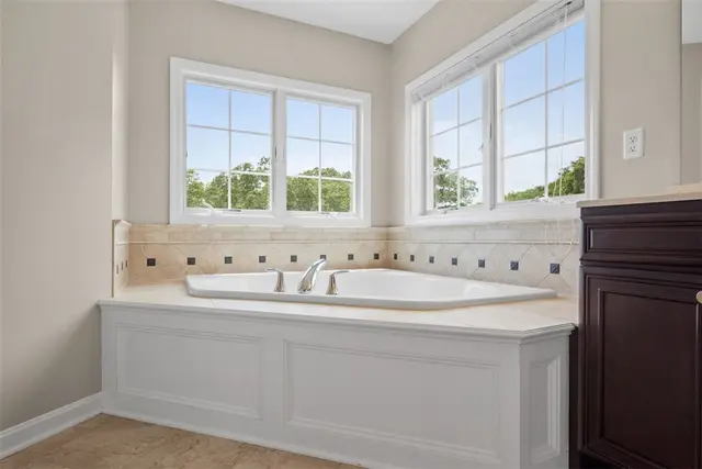 1702 S Hawthorn Ct gallery image 11