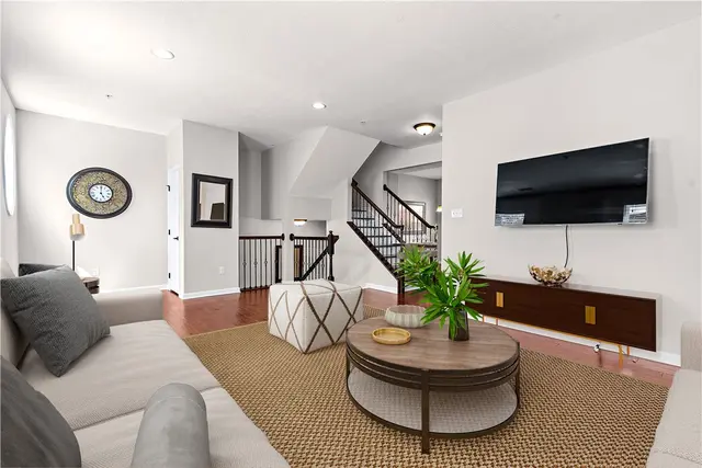 1703 Pointe View Drive gallery image 10