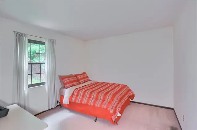 174 Old English Rd gallery image 17