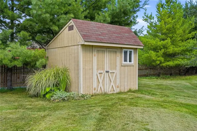 1805 Pioneer Dr gallery image 32