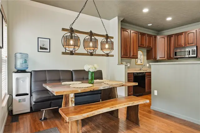 181 Southern Valley Ct gallery image 32