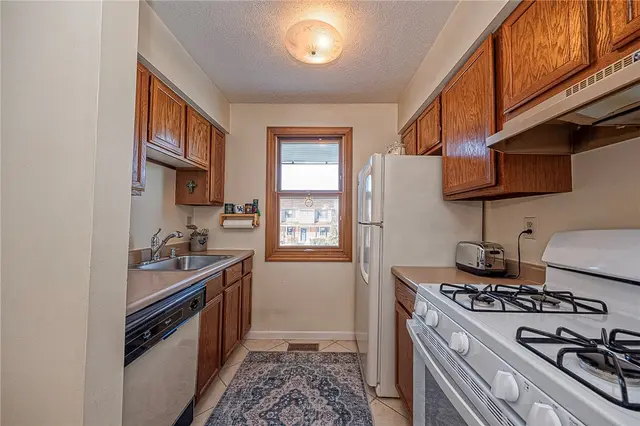 182 Woodhaven Dr gallery image 10