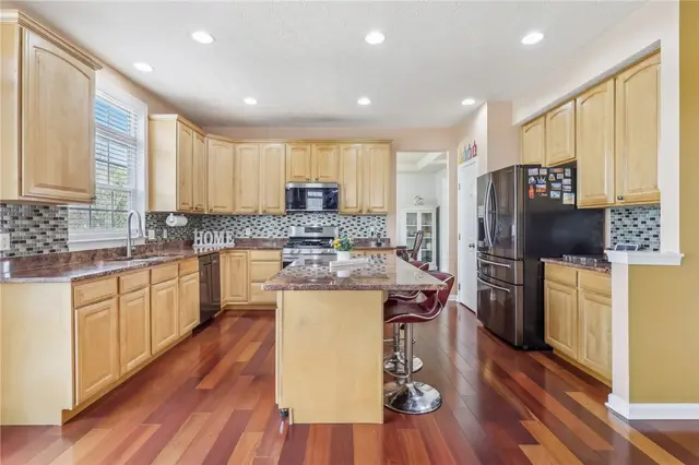 1913 Colonial Dr gallery image 15