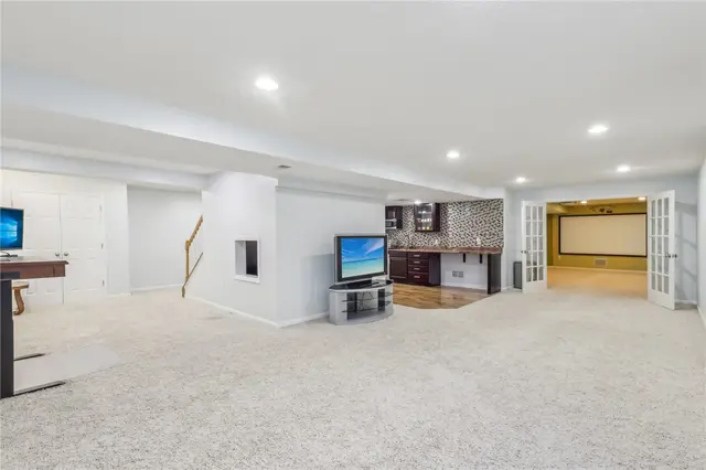 1913 Colonial Dr gallery image 21