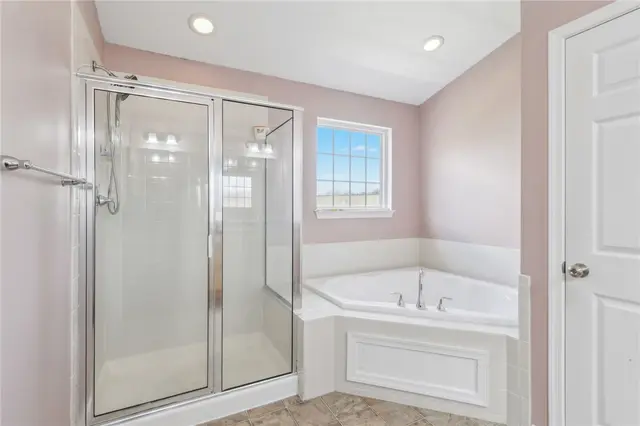1913 Colonial Dr gallery image 37