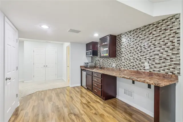 1913 Colonial Dr gallery image 43