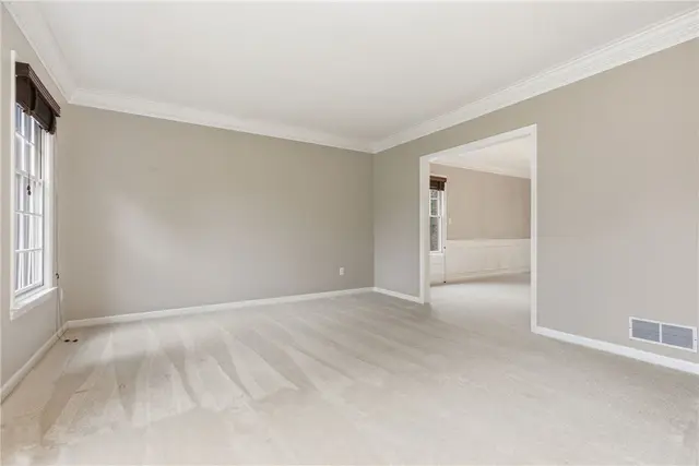 1915 Oakhurst Drive gallery image 8