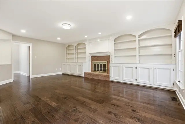 1915 Oakhurst Drive gallery image 9