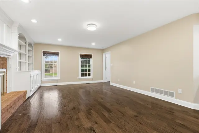 1915 Oakhurst Drive gallery image 10