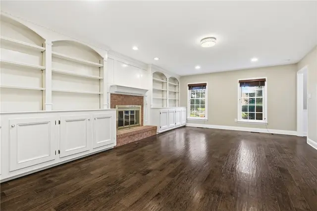 1915 Oakhurst Drive gallery image 11